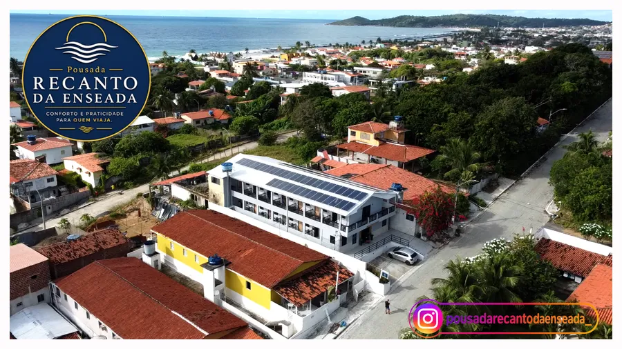 Vista aérea da pousada com o mar ao fundo