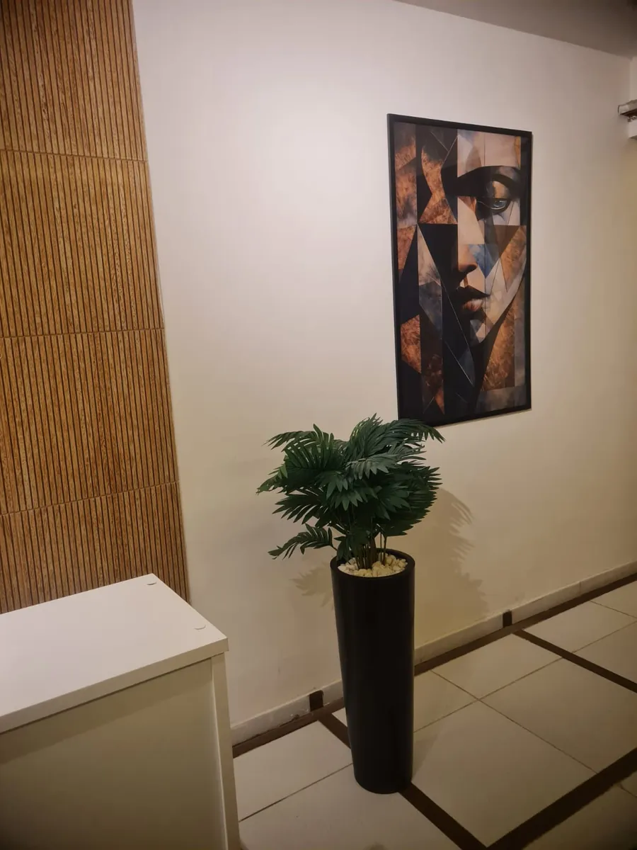 Corredor com quadro e planta