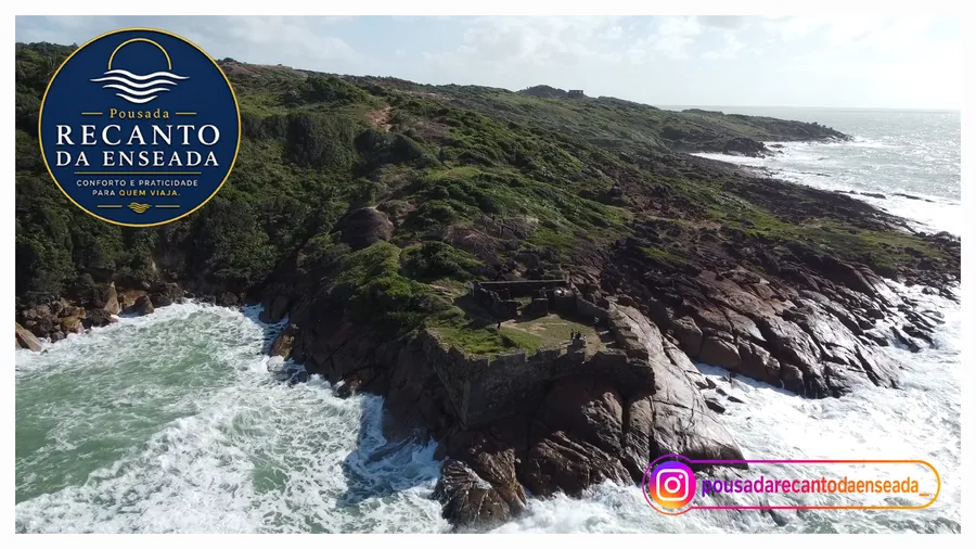 Costão de pedras com o mar