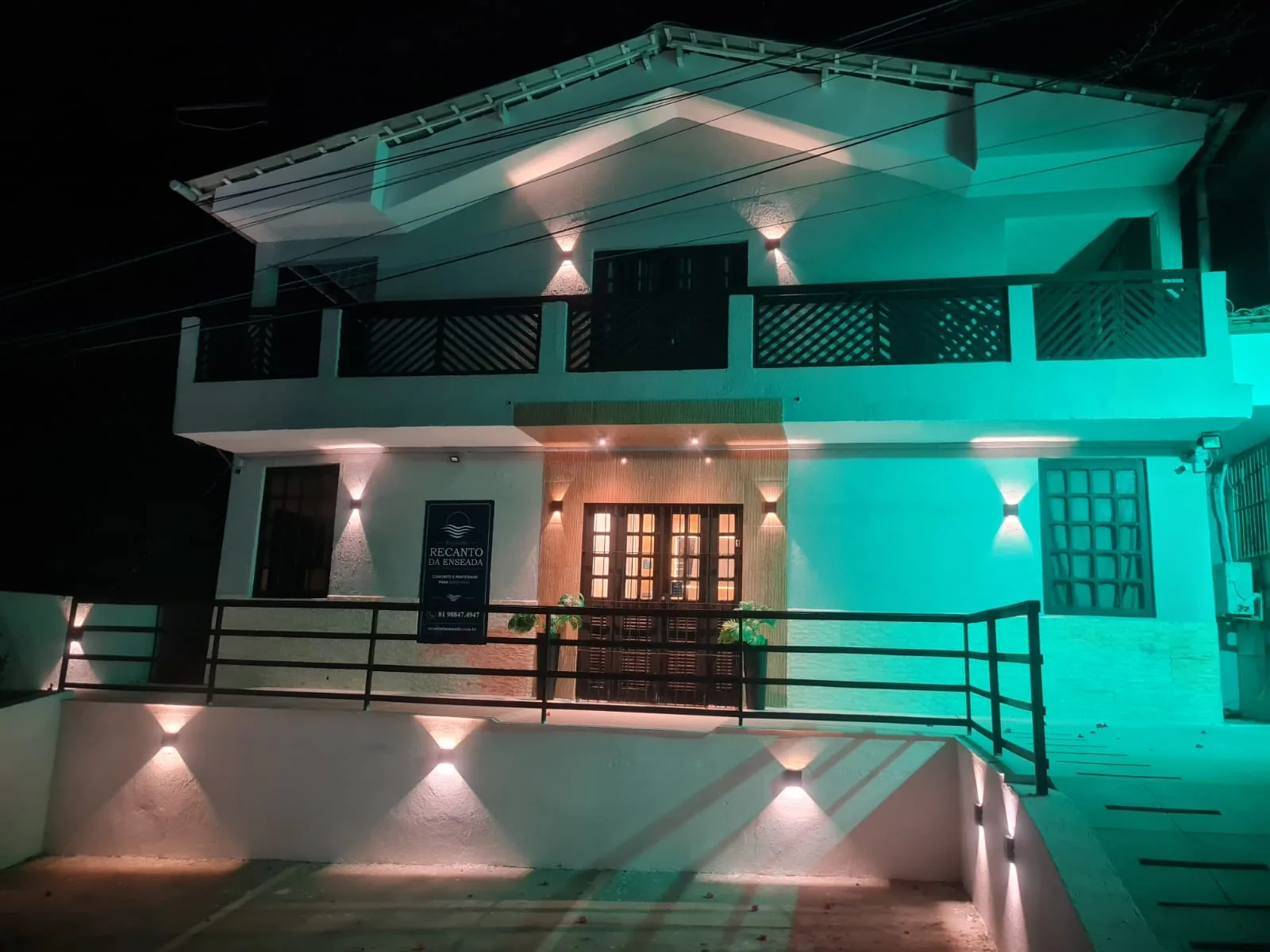 Fachada da pousada iluminada à noite