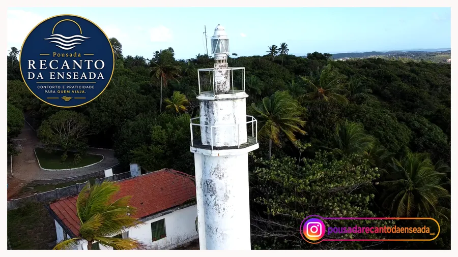 Farol entre coqueiros
