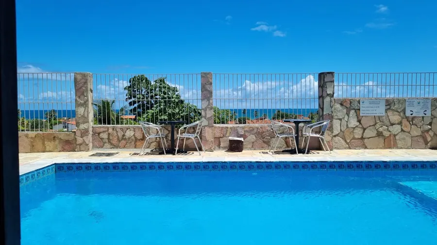 Piscina da pousada com vista para o mar
