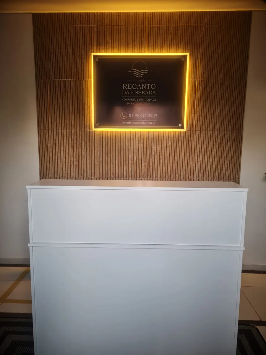 Recepção com a placa iluminada