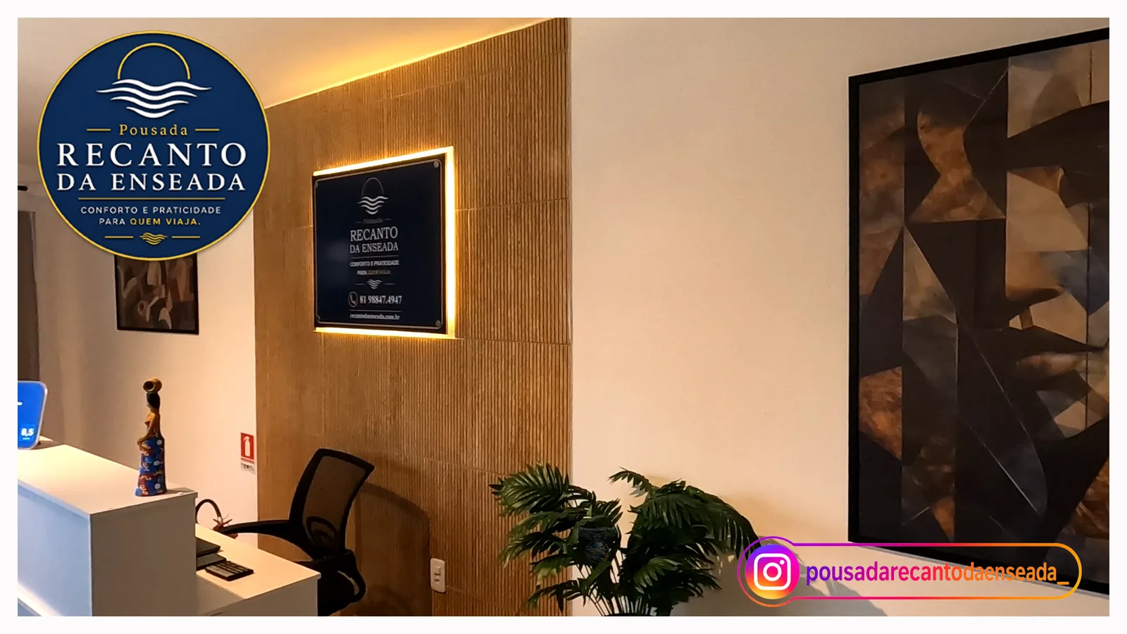 Recepção da pousada com a placa iluminada