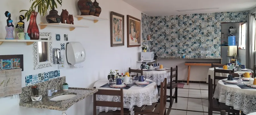 Salão do café da manhã com azulejos