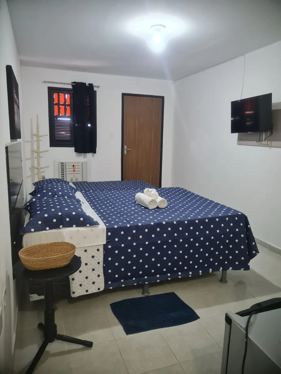 Suíte Standard com roupa de cama azul
