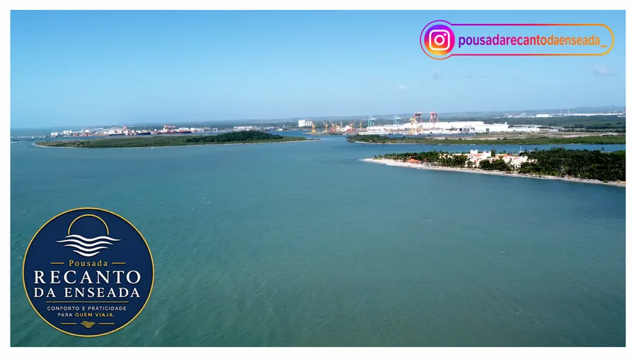 Vista do mar com o Complexo de Suape ao fundo